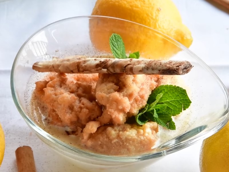 Los “sapitos” es un dulce muy arraigado a la población toledana de Oropesa, cuya elaboración ha pasado de generación en generación. Es un postre de aprovechamiento, y la base utilizada es el pan del día anterior. Es postre humilde, sencillo y a la vez palaciego, con ingredientes sencillos y baratos, pero con un resultado de alta cocina. Sapitos dulces de Oropesa